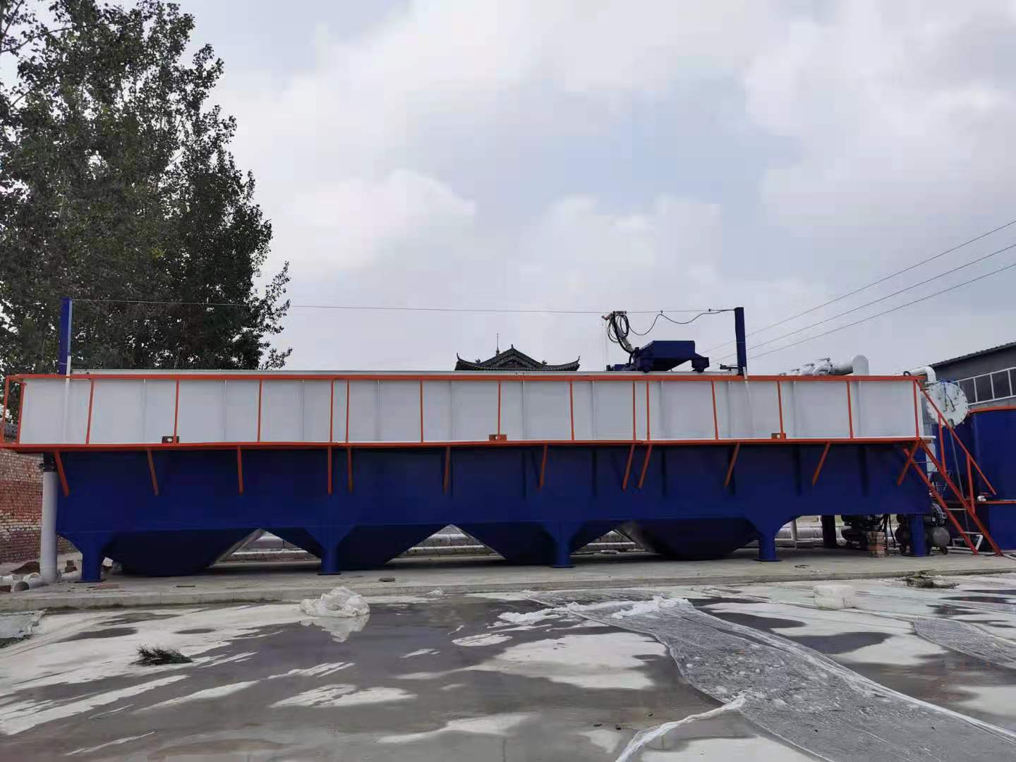 蓝白色气浮机现场 (2).jpg